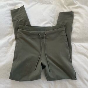 Vuori Elevate Daily Leggings in Pistachio